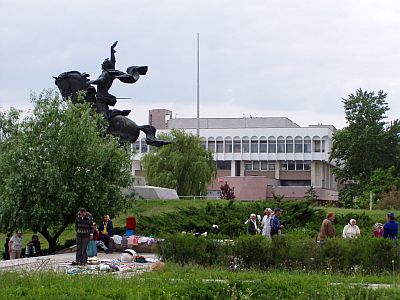 Suvorov-Monument and the presidential palace