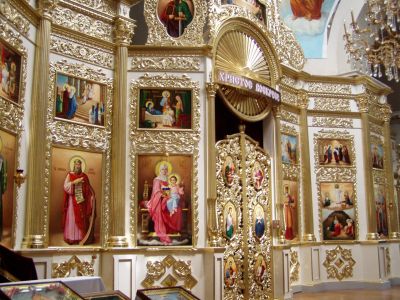 Dnipropetrovsk: The gold-covered Ikonostas inside the cathedral