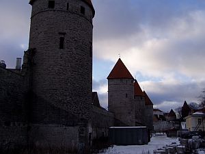 Tallinn: City wall and towers along Laboratooriumi Rd.