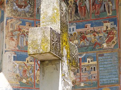 Moss-covered cross before the southern wall